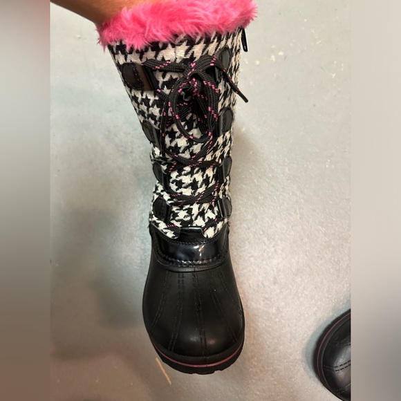 Ozark Trail girls snow boots size 1, worn once - Picture 4 of 6